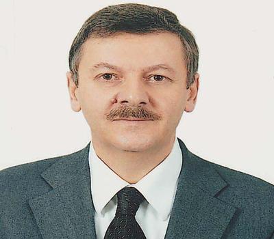 15 trilyon dolarlık ABDde neden fuar düzenlemeyelim?<br><br>
<strong>NECMİ SADIKOĞLU / TOPTAN VE DIŞ TİCARET MESLEK KOMİTESİ: </strong> Öncelikle bu kadar yoğun bir fuar dönemi geçirdiği ve bunları başarıyla tamamladığı için Yönetim Kuruluna, görevli arkadaşlarımıza ve genel sekreterimize teşekkür ediyorum. 2012de planlanan fuar sayısı yaklaşık 22. Bunlardan 4 tanesi Türk ihraç ürünleri fuarı. Malezya, Nijerya, Meksika gibi değişik ülkeler var. Özellikle bu 3 ülkede Türk ihraç ürünleri fuarı yapılmasını çok olumlu buluyorum. 
Ancak ABD için hiç fuar göremedim. Oysa ABD 15 trilyon dolarlık bir ekonomi ile dünyanın en büyük ekonomisi. Çin ve Hindistan gibi gelişmekte olan ülkeler, bu pazardan büyük paylar alarak bu hale geldiler. Türkiyenin de bu ülkeye, özel önem vermesi lazım. Oda da, belki Türk ihraç ürünleri fuarı olmaz ama ihtisas fuarları düzenleyebilir. 
Diğer taraftan, Türk ihraç ürünleri fuarı yapılan ülkelerde bu fuarların devam ettirilmesi gerektiğini düşünüyorum.