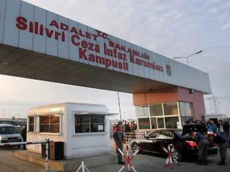 <b>ERGENEKON DAVASI SICAKLIĞINI KORUDU</b><br><br>

Medyanın 2010 yılındaki önemli gündem maddelerinden bir diğeri de Ergenekon Davası oldu. Ergenekon kapsamında, yapılan açıklamalar, gözaltına alınmalar, davalar ve dava süreçleri bu yıl da ülkenin nabzını yükseltti. İlhan Cihaner'in Ergenekon Davası kapsamında görev başındayken gözaltına alınmasıyla başlayan hararetli tartışmalar, hükümet ve Yargıçlar Birliği arasında gerilime neden olurken, "yargı bağımsızlığı" konusu da sıkça tartışıldı. 2010 yılında da sıcaklığını koruyan Ergenekon Davası, tüm mecraların toplamında 158 bin 749 haberde yer buldu.