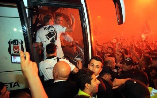 Şampiyonluğu göğüsleyen Beşiktaş, İstanbul'a geldi. Siyah-beyazlıları gece yarısı coşkulu bir kalabalık karşıladı. Kafile otobüsü Ümraniye'deki tesislere kadar güçlükle ilerleyebildi.