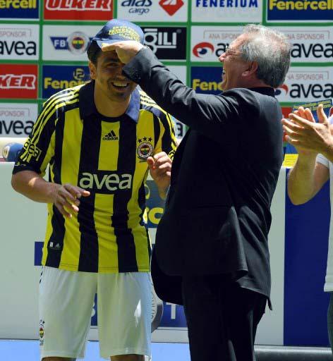 Mehmet Topuz transferine son noktayı koyan F.Bahçe Başkanı Aziz Yıldırım, özel uçağı ile getirdiği oyuncu için Kadıköy'de 3 bin taraftarın önünde imza töreni düzenledi.