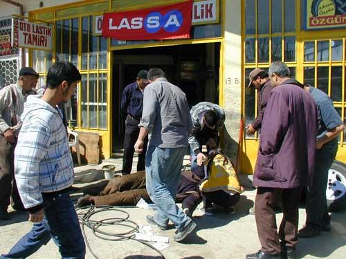 Lastik patlaması sonucu yaralanan Adnan Özgün hastaneye kaldırıldı