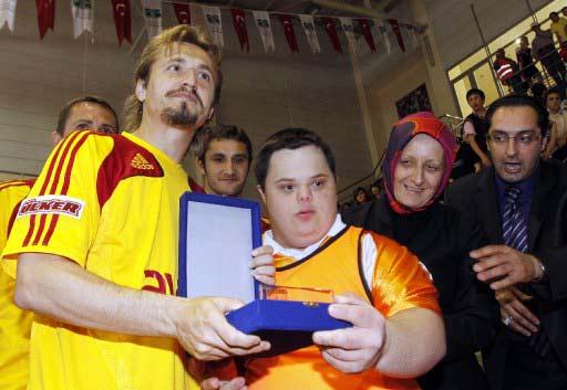 Galatasaraylı futbolcular Emre Aşık, Arda, Ayhan ve kaleci Orkun, zihinsel engelli sporcuların katıldığı 1. Hasan Doğan Futsal Turnuvası'nda gösteri maçı yaptılar. Maçta çok renkli görüntüler vardı: