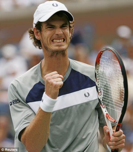 Andy Murray

Turnuvaya dünya sıralamasının 3 numarası olarak katılan 24 yaşındaki Andy Murray, bu sezon oynadığı 68 maçın 56'sını galip bitirdi, 5 turnuvada şampiyonluk elde etti. 2009'da 2 numara olmasından bu yana ATP listesinde en yüksek seviyeye bu yıl ulaşan Murray, Grand Slam'lerdeki en büyük başarısını, Avustralya Açık'ta final oynayarak gerçekleştirdi.

Sezon Sonu Turnuvası kariyeri:

Andy Murray, turnuvaya katılma hakkını 2 Eylül'de garantiledi. Turnuvaya üst üste 4'üncü kez katılma başarısını gösteren İskoç tenisçi, 2008 yılı grup maçlarında Roger Federer'i de yenerek 3'te 3 yapmış, ancak yarı finalinde Davydenko'ya yenilmişti. 2009 ve 2010 yılında, seyircisinin desteğiyle O2 Arena'da oynadığı grup maçlarında 2'şer galibiyet alan Murray, 2009'da yarı finali kıl payı kaçırdı, bir sonraki yıl yarı finalde Nadal'a kaybetti. Tenisçi, O2 Arena'daki ilk maçında dünya sıralamasının 5 numarası İspanyol David Ferrer ile karşılaşacak.

Öz geçmişi:

Tam adı ''Andrew Murray'' olan 24 yaşındaki tenisçi, spora 3 yaşında başladı. Aynı zamanda futbolla da ilgilenen Murray, Glasgow Rangers'da oynaması için teklif aldı, ancak tercihini tenisten yana kullandı. Ağabeyi Jamie de kendisi gibi profesyonel tenisçi. Ada basınında, çocuklarına karşı çok baskıcı olduğuna dair haberler çıkan annesi Judy, İskoç milli takımının eski hocalarından. Babası William ise bir şirkette çalışıyor. En iyi oyununu ABD Açık'ta oynadığına inanan Murray, sert zemini seven tenisçilerden. Entourage ve 50 Cent hayranı sporcu, en güçlü tarafı olarak servislerini görüyor. Grand Slam turnuvalarında 3 kez final oynamasına rağmen şampiyonluk göremeyen Andy Murray, 6 yıllık profesyonel tenis kariyerinde 22 turnuva kazandı. Tenisçinin antrenörlüğünü Adidas takımı yapıyor.
