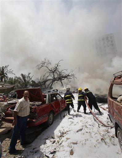 Irak'ın başkenti Bağdat'ın merkezine bomba ve havan topuyla yapılan saldırılarda son açıklanan rakamlara göre en az 100 kişi öldü, 310 kişi ise yaralandı.