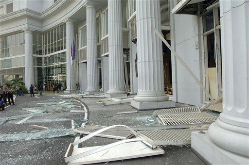 Başkent Cakarta'da iki büyük otelde eş zamanlı patlamalar meydana geldi. Paklamamış bombalar bulundu.