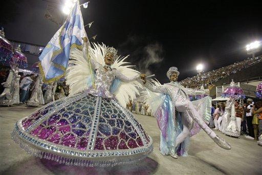 Karnavallar ülkesi Brezilya'nın en meşhur ve dünya çapında ünlü karnavalı Rio'da birbirinden renkli görüntüler ve büyük coşku yaşanıyor.