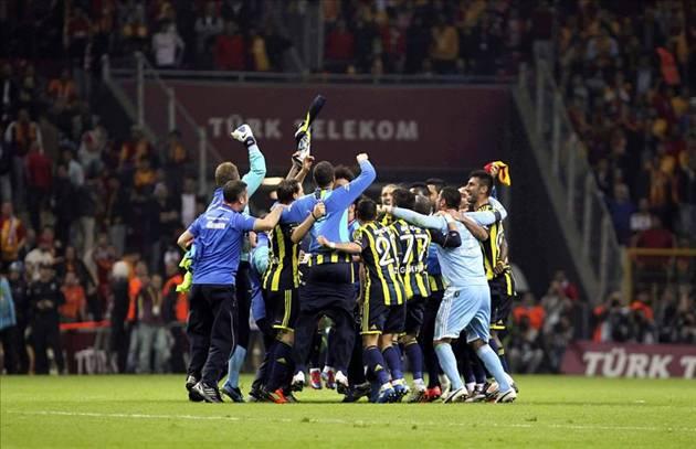 Sevinçten telefonu havaya fırlattım , Volkan geldi onuda tuttu ... pesss