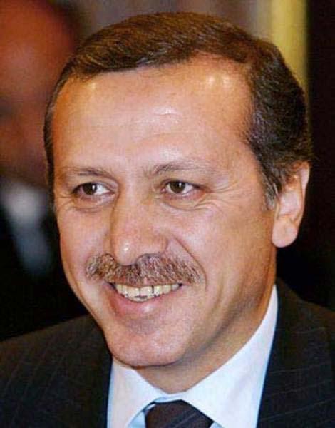 Başbakan Recep Tayyip Erdoğan: Doğal gülüyor. Kendi dişleri. Ön iki dişi büyük ve kıvrımlı. Bu ona genç ve dinamik bir hava veriyor.
