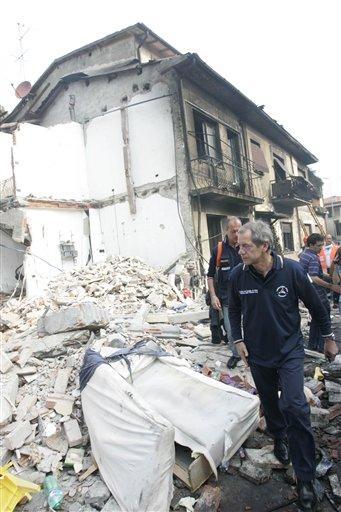 İtalya Viareggio kasabası istasyonunda raydan çıkan, sıvılaştırılmış doğal gaz yüklü iki vagonda meydana gelen patlama sonucu onlarca kişi öldü, ortalık savaş alanına döndü