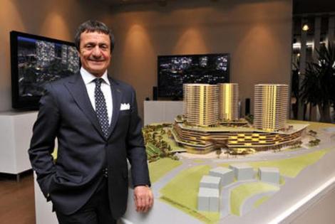 AHMET NAZİF ZORLU!!!

Zorlu Holdingin patronu Ahmet Nazif Zorlu, Boğazda Hisarın üstünde restore ettirdiği eski bir köşkte yaşıyor. Zorlu, Yeşilköyde yıllardır oturduğu villasını satıp buraya yaklaşık üç yıl önce yerleşmişti. Ahmet Nazif Zorlu, ada sahibi olan işadamları arasında da bulunuyor. Uzan ailesine ait olan ve TMSF tarafından 2005 yılında satışa çıkarılan Zeytin Adası'nı 15 milyon 250 bin liraya satın almıştı. Nazif Zorlunun kızı Şule Zorlu ise Tekfen Holdingin patronu Feyyaz Berkerin yaklaşık iki yıl önce 10 milyon dolara satın aldığı Bebekteki yalısında kalıyor.