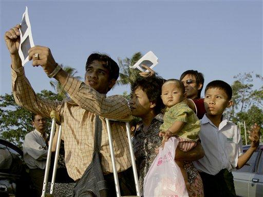 Dün Tayland, Endonezya, Myanmar ve Kamboçya içine alan Doğulu ülkelerde güneş tutulması olayı yaşandı... Ortaya çıkan tablo gibi görüntüler hayranlıkla böyle izlendi.
