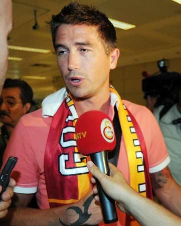 G.Saray'ın yeni transferi ünlü Avustralyalı golcü Harry Kewell İstanbul'a geldi.Ayağının tozuyla iddialı açıklamalar yapan yıldızı çok sayıda taraftar karşıladı.