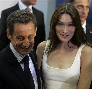 G-8 toplantısı, liderlerin aile fotoğrafı çektirmelerinin ardından İtalya Başbakanı Berlusconi'nin düzenlediği bir basın toplantısıyla sona erdi. Zirveye liderlerin çapkın bakışları damga vurdu.