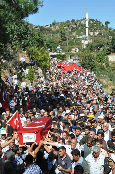 Şırnak'ın Beytüşşebap ilçesinde teröristlerce düzenlenen saldırıda şehit olan Piyade U. Çvş. Özgür Küçük ile Hüseyin Kıraç İzmir'in ve Mersin'de düzenlenen törenle toprağa verildi.