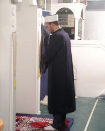 Müftülükte görev yapan bir mutemet, imam Köksoy'a 1 Nisan şakası yapmaya karar verdi. İmam Köksoy'un 6. kademeden 1. kademeye yükseltildiğine dair bir evrak hazırlayan mutemet, inandırıcı olmak için vali ve kaymakam adına da paraf açarak imza attı. Mutemet, hazırladığı sahte evrağın inandırıcılığını artırmak için 'gelen evrak' defterine de kaydetti. Bu duruma çok sevinen imam bir sonraki ay maaşı artmayınca gerçeği kavradı ve şakayı yapanlar hakkında dava açtı.