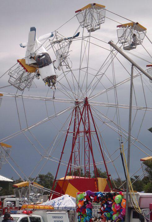 Avustralya'da görenleri hayrete düşüren bir olay yaşandı. Taree kentinde bir lunaparkta hareket halinde olan dönme dolaba uçak çarptı. Şans eseri kaza sonrasında ölen yada yaralanan olmadı.

Kaynak: EPA - AA