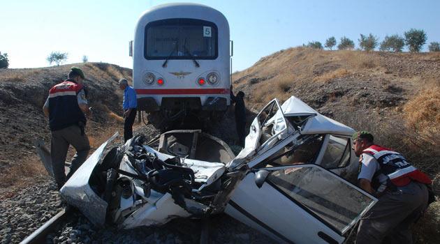 Gaziantep'in Nizip ilçesinde, hemzemin geçitte meydana gelen kazada 3 kişi yaralandı.