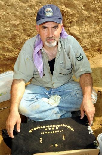 Çanakkale'nin Biga ilçesine bağlı Kemer köyü sınırları içinde yer alan Parion Antik Kenti'nde ortaya çıkarılan ve bir prensese ait olduğu sanılan lahit mezarın içinde altın taç parçaları, küpeler ve yüzükler bulundu.