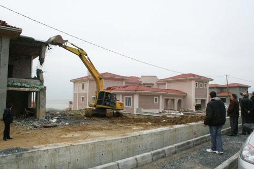 Büyükçekmece Pelican Hill Villaları'nda, imar müdürlüğünce onaylanan projelere aykırı yapılaşmaya gittiğini tespit edilen 12 villa belediye ekiplerince yıkıldı.