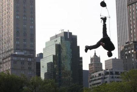 David Blaine, New York kentinde bulunan Central Park'ta yaptığı 60 saat baş aşağı asılı durma rekor denemesini başarıyla tamamladı.
