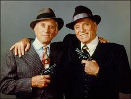 </p>
<p><strong><p>Sert Erkekler (Tough Guys) / 1986<p></p>
<p></strong><br/>



Burt Lancester (Harry) ve Kirk Douglas (Archie)'ın tren soyma suçundan otuz yıl hapis yatmış iki kafadarı canlandırdığı film, ikilinin hapisten çıkmasıyla başlar. 72 yaşındaki Harry bir huzurevine yerleştirilirken, 69 yaşındaki Archie ise şekerleme dükkanında işe başlar. <p>

Onları tutuklamış olan polis memuru ve peşlerindeki kiralık katil dışında herkesin, işi bitmiş ihtiyarlar olarak gördüğü iki arkadaş, değişmiş olan dünyayla da, toplumun yaşlı insanlara dayattığı kurallarla da mücadele etmek zorunda kalırlar. Sonunda kendilerini kanıtlamak için bildikleri yöntemi kullanmaya karar verirler. Tren soymak!