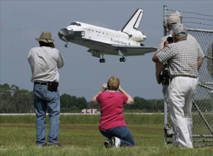 Amerikan uzay mekiği Endeavour, Dünya yörüngesinde 350-400 kilometre yükseltide yapımı süren Uluslararası Uzay İstasyonuna (UUİ) kenetli 16 günlük görevini tamamlayarak Yer'e indi.