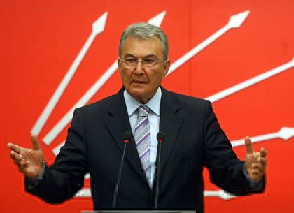 Baykal'dan C&uuml;bbeli Ahmet a&ccedil;ıklaması... CHP Genel Başkanı Deniz Baykal, ''C&uuml;bbeli Ahmet Hoca'yı telefonla aradığı'' iddiasına ilişkin olarak, ''Aylar &ouml;nce bir eski AKP'li bir milletvekili beni aradı, konuşmanın bir noktasında 'yanımda C&uuml;bbeli Ahmet Hoca var. Bir ge&ccedil;miş olsun demez misiniz kendisine?' dedi. 'Gayet tabii, niye demeyeyim' dedim. Verdi telefonu telefonda 'ge&ccedil;miş olsun' dedim'' diye konuştu. <a href="http://www.haber7.com/foto-galeri.php?cID=3609" target=_blank> D&Uuml;N&Uuml;N &Ouml;ZETİ İ&Ccedil;İN TIKLAYIN</a>