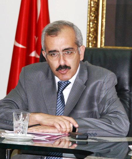 <b>VALİ DURUER: TURİZMDEN SONRA SANAYİDE DE GELİŞİYORUZ</b><br><br>
Mardin Valisi Hasan Duruer, son 2 yıl içinde Mardin'e yapılan ve yapılacak yatırımların genel toplamının 1 milyar 646 milyon 776 bin TL olduğunu söyledi. Vali Duruer, Organize Sanayi Bölgesi dahil olmak üzere Mardin genelinde 2011 yıl sonu itibari ile 2 milyar 47 milyon TL yatırım gerçekleştirileceğini ifade etti.<br><br>
Hükümetin yaptığı açılımın bölgeye hareket getirdiğini ifade eden Duruer, "Bölgedeki terör eylemlerinin bitirilmesi için ekonomik kalkınma gerekiyor. Ekonomik kalkınma da bu tür açılımlarla gerçekleşiyor. İşadamları, Irak ve Suriye ile ilişkilerin düzelmesi ve ticaret olanağının artması ile ertelenen yatırımları harekete geçirdi. OSB'ye daha önce Çin'den, Hollanda'dan yatırım yapıldı. Alman firması, Kale Gurubu şirketleri gibi birçok yerli yabancı şirket Mardin'e yatırım yapmak için geliyor. Almanların haricinde 2 tane enerji firması da Mardin'de 100 megavatlık enerji santralı kurmak için görüşmelerde bulunuyor. Yatırımcıların Mardin Organize Sanayi Bölgesi'ne olan ilgisi arttı. 9 ay içinde Irak ve Suriye'ye 400 milyon dolarlık ihracat gerçekleştirildi." dedi.