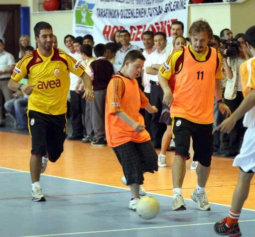 Galatasaraylı futbolcular Emre Aşık, Arda, Ayhan ve kaleci Orkun, zihinsel engelli sporcuların katıldığı 1. Hasan Doğan Futsal Turnuvası'nda gösteri maçı yaptılar. Maçta çok renkli görüntüler vardı: