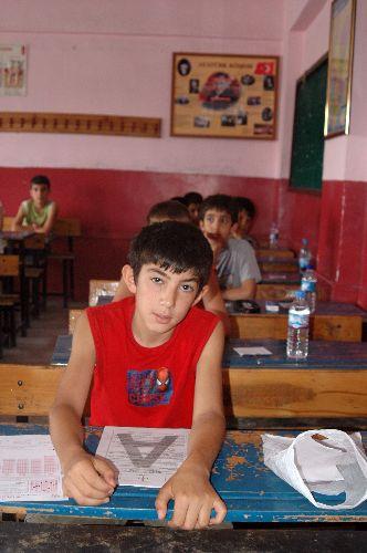 Öğrencilerin SBS heyecanı: İlköğretim 6. sınıflar, ilk kez Seviye Belirleme Sınavı'na (SBS) girdi. Saat 10.00 sınava giren çocukların heyecanlı oldukları görüldü