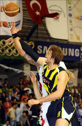 Beko Basketbol Ligi'nde play-off final serisinin ilk maçında Fenerbahçe Ülker, Efes Pilsen'i 68-60 yenerek, 1-0 öne geçti.