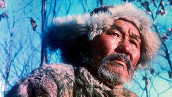 </p>
<p><strong><p>Dersu Uzala / 1975<p></p>
<p></strong><br/>



Akira Kurosawa'nın kült filmi, doğanın parçası olan insana dair en güzel filmlerdendir. Sibirya'da keşif yaparak harita çıkarmaya çalışan Rus yüzbaşısı ve ekibi, ormanda yaşayan Asya'lı Dersu Uzala'yla karşılaşır. <p>
Dersu ekibe rehberlik ederken, Yüzbaşı ve Dersu arasında bir dostluk başlar. Dersu yaşadığı ormana hakim olduğu kadar ona saygı duymakta, kendisini ormanın sıradan bir parçası olarak görmektedir. Yedi yıl sonra tekrar karşılaştıklarında, Dersu iyice yaşlanmış ve ormanda yaşaması zorlaşmıştır. Yüzbaşı,onu, şehirdeki evine götürür ancak Dersu için doğaya yabancılaşmış insanla karşılaşmak ne kadar şaşırtıcıysa, ormandan uzak kalmak da o kadar dayanılmaz olacaktır.