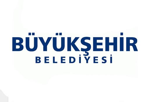 <p>Nüfusu 750 bini aşan illerin büyükşehir yapılmasına ilişkin kanun tasarısının yasalaşması halinde 13 il büyükşehir statüsü kazanabilecek.<br /><br />AA muhabirinin derlediği bilgilere göre, Başbakan Recep Tayyip Erdoğan geçen yıl Mayıs ayındaki Kahramanmaraş mitinginde nüfusu 750 bini aşan illerin büyükşehir yapılmasına ilişkin kanun tasarısı hazırladıklarını söylemişti.<br /><br />Türkiye İstatistik Kurumu'nun (TÜİK) açıkladığı 2011 yılına ilişkin ''Adrese Dayalı Nüfus Kayıt Sistemi Sonuçları'' dikkate alındığında kanun tasarısının yasalaşması halinde büyükşehir statüsüne kavuşacak 13 il bulunuyor.<br /><br />Bu illerden Aydın, Denizli, Muğla, Tekirdağ, Trabzon, Şanlıurfa, Kahramanmaraş, Balıkesir, Van, Manisa, Hatay'ın nüfusu 2010 yılı itibariyle de 750 bin kişi sınırının üzerinde bulunuyordu.<br /><br />Son açıklanan veriler, nüfusu 2010 yılına göre artan illerden Malatya ve Mardin'in de 750 bin sınırını aşan iller arasına katıldığını gösterdi.<br /><br /><br /><strong><span style="color: #0000ff;">-Nüfusu büyükşehirlerden yüksek olan iller-<br /><br /></span></strong>TÜİK'in verileri, halihazırda büyükşehir olan bazı iller ile büyükşehir olmayı bekleyen iller arasındaki nüfus farkına ilişkin de ilginç sonuçlar ortaya koydu.</p>
<p>Buna göre, büyükşehir olma hayali kuran illerden nüfusu <br /><br /> milyonu aşan Şanlıurfa, Kahramanmaraş, Van, Balıkesir, Manisa, Hatay bu anlamda büyükşehir konumundaki Sakarya (888 bin 556), Eskişehir (781 bin 247) ve Erzurum'u (780 bin 847) geride bıraktı.<br /><br />Büyükşehir olmayı bekleyen iller arasında nüfusu en fazla olan Şanlıurfa (1 milyon 716 bin 254), bu anlamda nüfusu 1 milyonu aşan büyükşehirlerden Diyarbakır (1 milyon 570 bin 943), Mersin (1 milyon 667 bin 939), Kocaeli (1 bin 601 bin 720), Samsun (1 milyon 251 bin 729), Kayseri (1 milyon 255 bin 349) gibi illeri geçti.<br /><br /><strong><span style="color: #0000ff;">-Ordu şansını kılpayı kaybedebilir-<br /><br /></span></strong>Bu arada, nüfusu 2010 yılına göre azaldığı halde 750 bin sınırının üzerinde bulunan Trabzon, nüfus azalışının sürmesi halinde sınırın altında kalma riski taşıyor.<br /><br />Diğer bir Karadeniz ili olan 714 bin 390 nüfuslu Ordu ise tasarının 750 bin nüfus alt sınırından yasalaşması halinde büyükşehir olma şansını küçük sayılabilecek bir farkla kaçırabilir.<br /><br />13 büyükşehir olmaya aday il ise şöyle; </p>