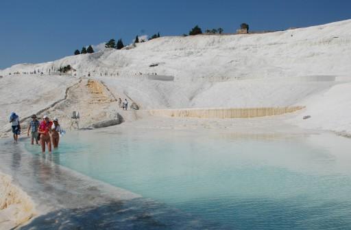 PAMUKKALE. GENELDE ANTALYA VE CIVARINA GELEN TURISTLERIN SADECE BIRKAC SAATLIK VEYA 1 GUNLUK UGRAK MEKANI.