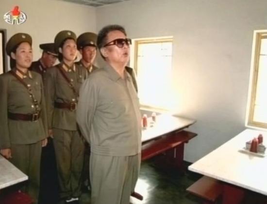 Hasta olduğu öne sürülen Kuzey Kore lideri Kim Jong-İl'in bir futbol maçına katıldığı açıklanarak, fotoğrafları yayınlandı.