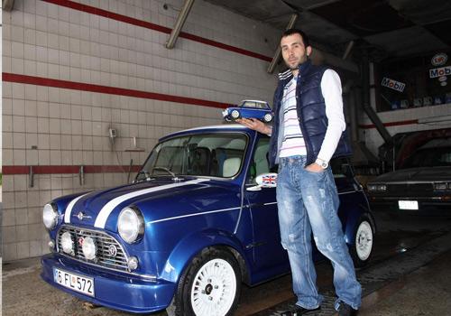 Hurda halde bulduğu 1961 model Mini Cooper marka otomobili 4 yıllık çalışmayla oyuncak arabasına benzeten kaportacı, bir zamanlar oyuncağıyla oynadığı yeni otomobiliyle şimdi gezmenin keyfini çıkartıyor.