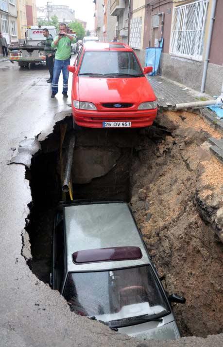 Eskişehir'de park halindeki otomobil, çöken asfaltla birlikte yaklaşık 3 metre derinliğindeki foseptiğe düştü. Ölen ya da yaralananın olmadığı olayda otomobil çukurdan vinçle çıkartıldı.