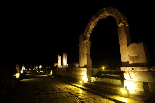 Türkiye'nin en çok ziyaretçi çeken müzeleri arasında yer alan Efes Antik Kenti, isteyen misafirlerine gece de hizmet veriyor. Müze, yılın ilk 6 ayında ziyaretçi sayısını yüzde 10 artırdı.