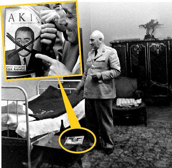 Life fotoğrafçısı James Burke, 27 Mayıs 1960 darbesinden yalnızca 4 gün sonra Türkiye'ye geldi ve deklanşörüne bastı. Hareketin başına getirilen Cemal Gürselin makam odasına kadar girdi, Kurucu Meclis için davet edilen profesörleri görüntüledi, Cemal Gürsel'in dinlenme odasında yatağının başucundayken ve penceresinden kapı önünde bekleyenleri selamlarken çekti. 1 Ekim 1960'da ise Yassıada'ya giden vapura binenleri fotoğrafladı. Zaman gazetesi ise darbenin yıldönümünde Yassıada'da Orgeneral Cemal Gürsel için çekilen görüntü, fotoğraf ve ses kayıtlarına ulaştı. James Burke'nin fotoğrafında Cemal Gürsel'in yatağının başucunda Akis dergisi var, kapak "Sabık Başbakan"