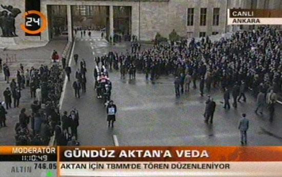 MHP Milletvekili, emekli büyükelçi Gündüz Suphi Aktan için Dışişleri'nin ardından TBMM'de bir tören düzenlendi. Törene siyasiler ve Aktan'ın ailesi katıldı.