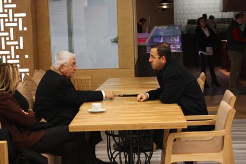 Ali Saydam ve Nihat Kiler sıkı bir diyalog içerisinde...Yeni projeleri konuşuyorlar olsa gerek...