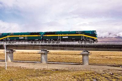 <p><strong><span style="color: #ff0000;">Tanggula Mountain TREN İSTASYONU, Tİbet<br /></span></strong><br />5068 m. rakımlı bu gar, d&uuml;nyanın en y&uuml;ksek garı unvanına sahip. Qinghai-Tibet tren yolunun en y&uuml;ksek noktasına konuşlanan istasyon Tibet&rsquo;i &Ccedil;in&rsquo;in geri kalanına bağlıyor.</p>