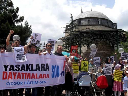TOKAD ve Özgür Eğitim-Sen'in Yasakçı Eğitime Hayır! eyleminde, ÖSSdeki başörtüsü yasağı ve katsayı adaletsizliği kınandı, eğitimi okul duvarlarına hapseden anlayışa itiraz edildi.