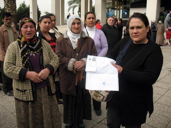 İzmir Büyükşehir Belediyesi'nin 8 Mart Dünya Kadınlar Günü dolayısıyla 200 TL yardım çeki dağıtacağını duyanlar, belediye binası önüne akın etti.