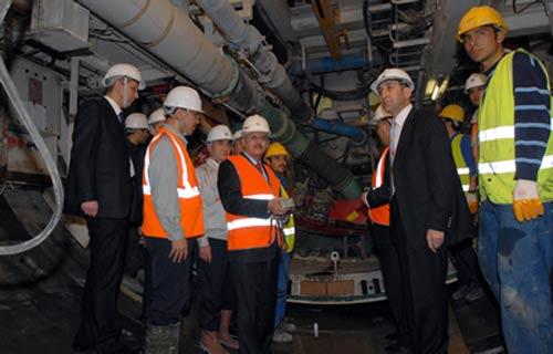 Marmaray projesi kapsamında yapılan ilk tüp geçişin inşaatı ise devam ediyor. Ulaştırma Bakanı Binali Yıldırım inceleme yaparken