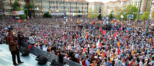 Sınava giren gençlerimizin her birinin hakkı ve hukuku bizim teminatımız altındadır. Hiç kimsenin hak yemesine, çıkar sağlamasına, ayrıcalık tanımasına imkan ve fırsat asla vermeyiz" dedi.