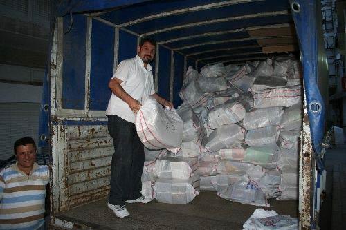 İzmir Emniyeti Güvenlik Şube Müdürlüğü ekipleri tarafından gerçekleştirilen operasyonda yaklaşık 20 bin adet korsan kitap ele geçirildi.