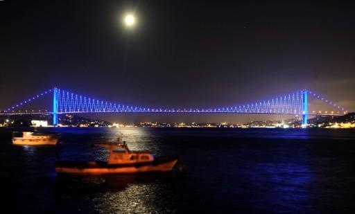 Eyfel Kulesi'nden Mısır piramitlerine, Akropolis'ten, ünlü saat kulesi Big Ben'e kadar pek çok ünlü yapıyı aydınlatan Philips, 3 bin 250 adet 'LED sistemi'yle, Boğaziçi'ni yeniden aydınlattı