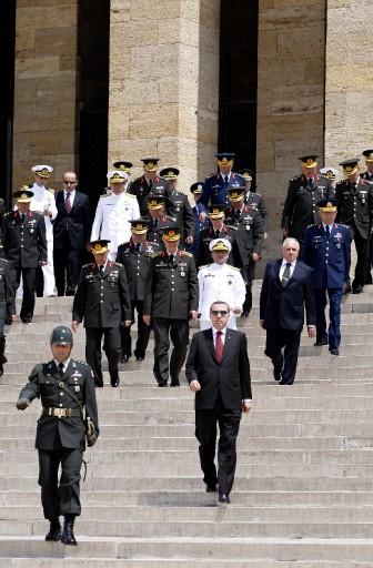 Yüksek Askeri Şura toplantısı Başbakan Erdoğan'ın başkanlığında Genelkurmay Başkanlığı Karargahı'nda başladı. Toplantıda albay ve generallerin terfileri görüşülüyor