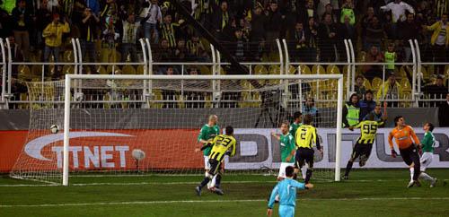 Fenerbahçe Bursaspor'u 1-0 yenerek avantaj kazandı